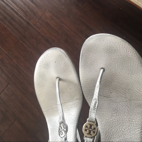 Tory Burch metallic silver thong wedge sandals - Picture 3 of 4